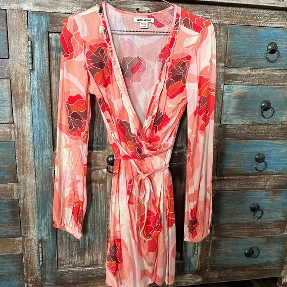 BILLABONG WRAPAROUND LONG SLEEVE FLORAL SUNDRESS NWOT XS BILLABONG WRAPAROUND LONG SLEEVE FLORAL SUNDRESS NWOT XS
